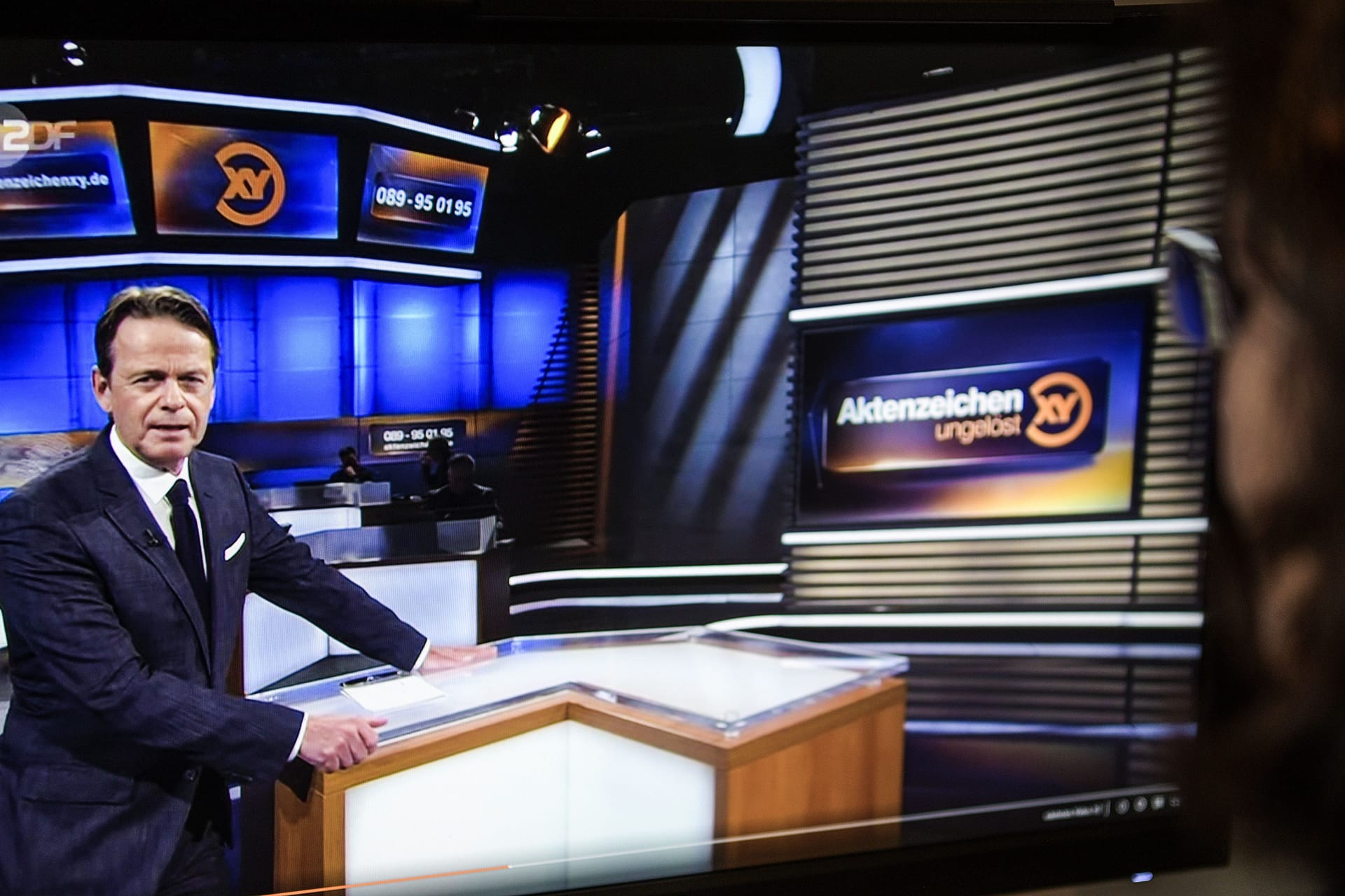 Rudi Cerne im Studio von "Aktenzeichen XY": Während der Sendung am Mittwoch gingen neue Hinweise ein.