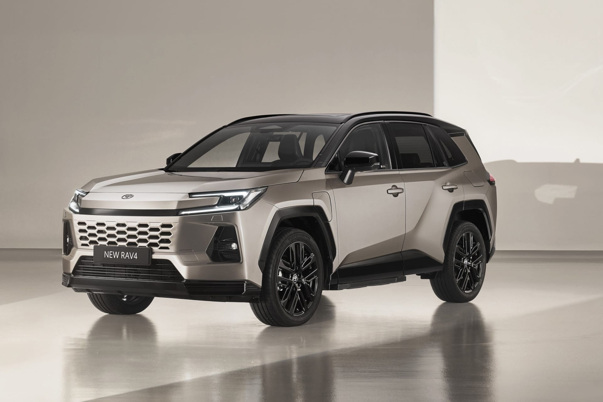 Mit selbstbewusster Frontpartie: Der neue RAV4 bleibt ein eher kantiger Typ.