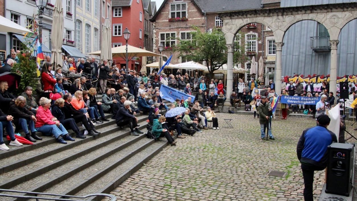 Demonstranten bei der "Gegen-Karlspreisverleihung".