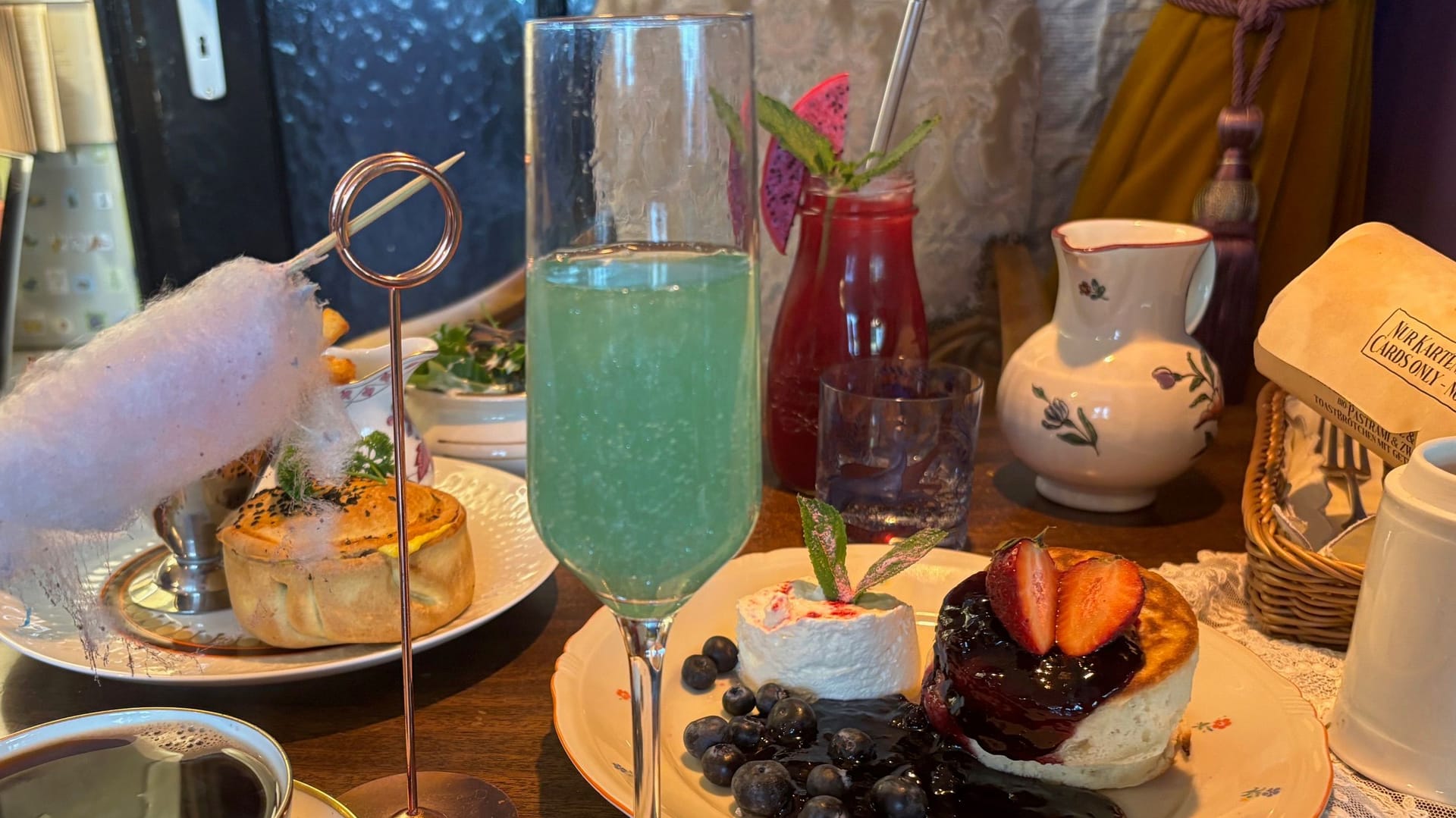 Der Fairy Floss Glitter Prosecco (vorn, türkis) und der Pink Dragon Smoothie (hinten, pink) runden die magische Mahlzeit ab.