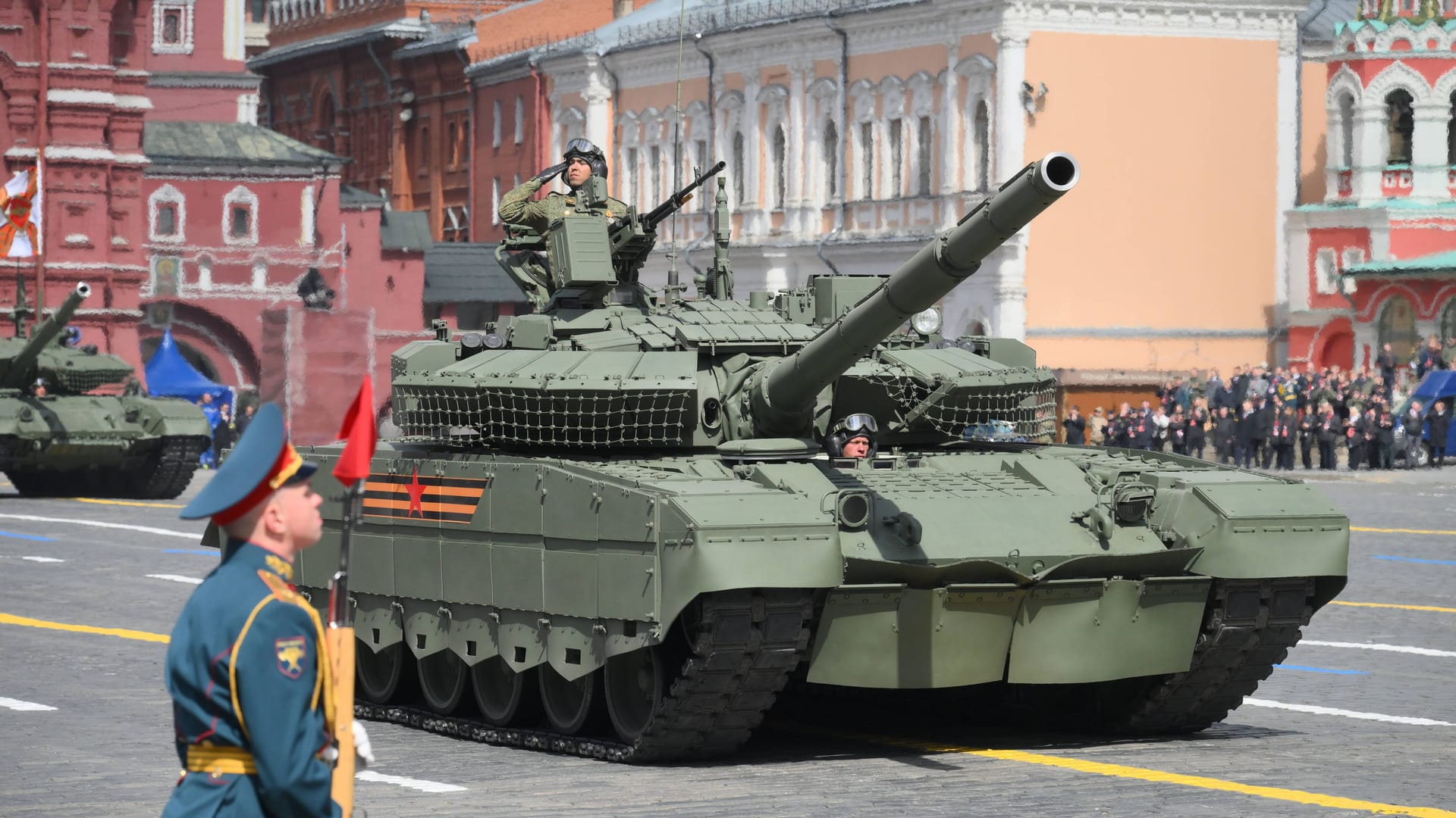 Ein russischer Kampfpanzer vom Typ T-80BVM auf der russischen Militärparade zum "Tag des Sieges" in Moskau.