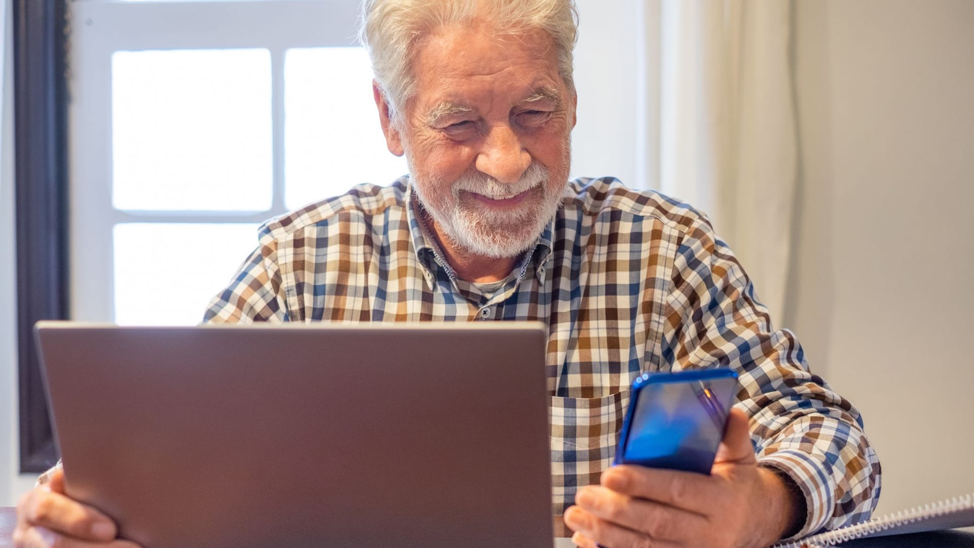 Rentner arbeitet im Home Office als Berater