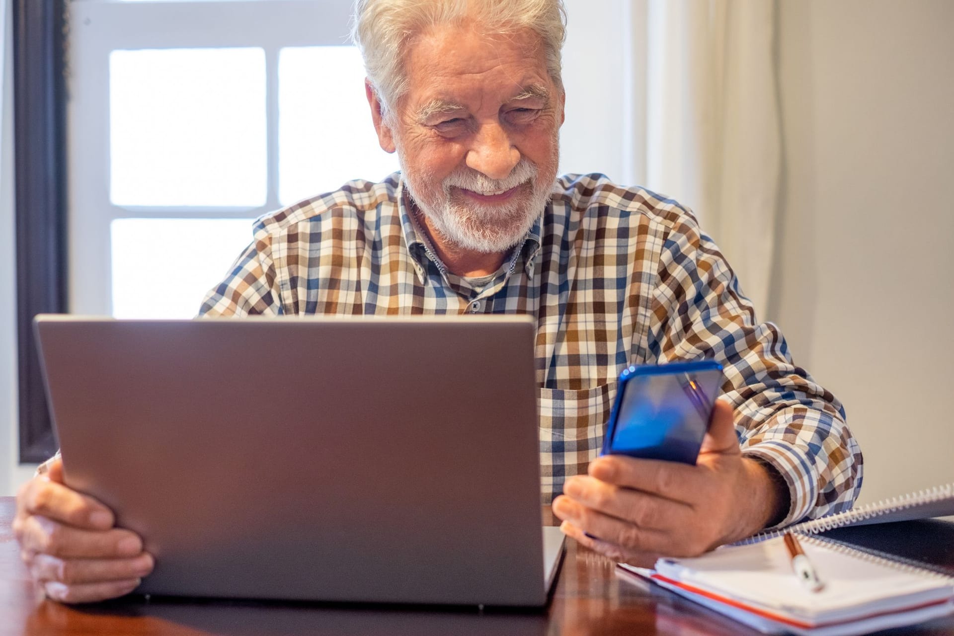 Rentner arbeitet im Home Office als Berater