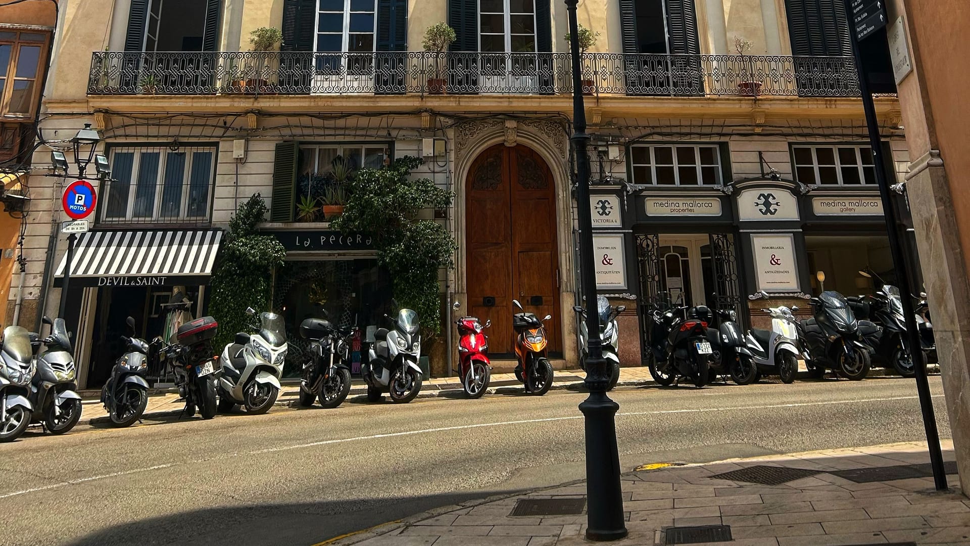 Parkende Motorräder und Roller in Palma de Mallorca