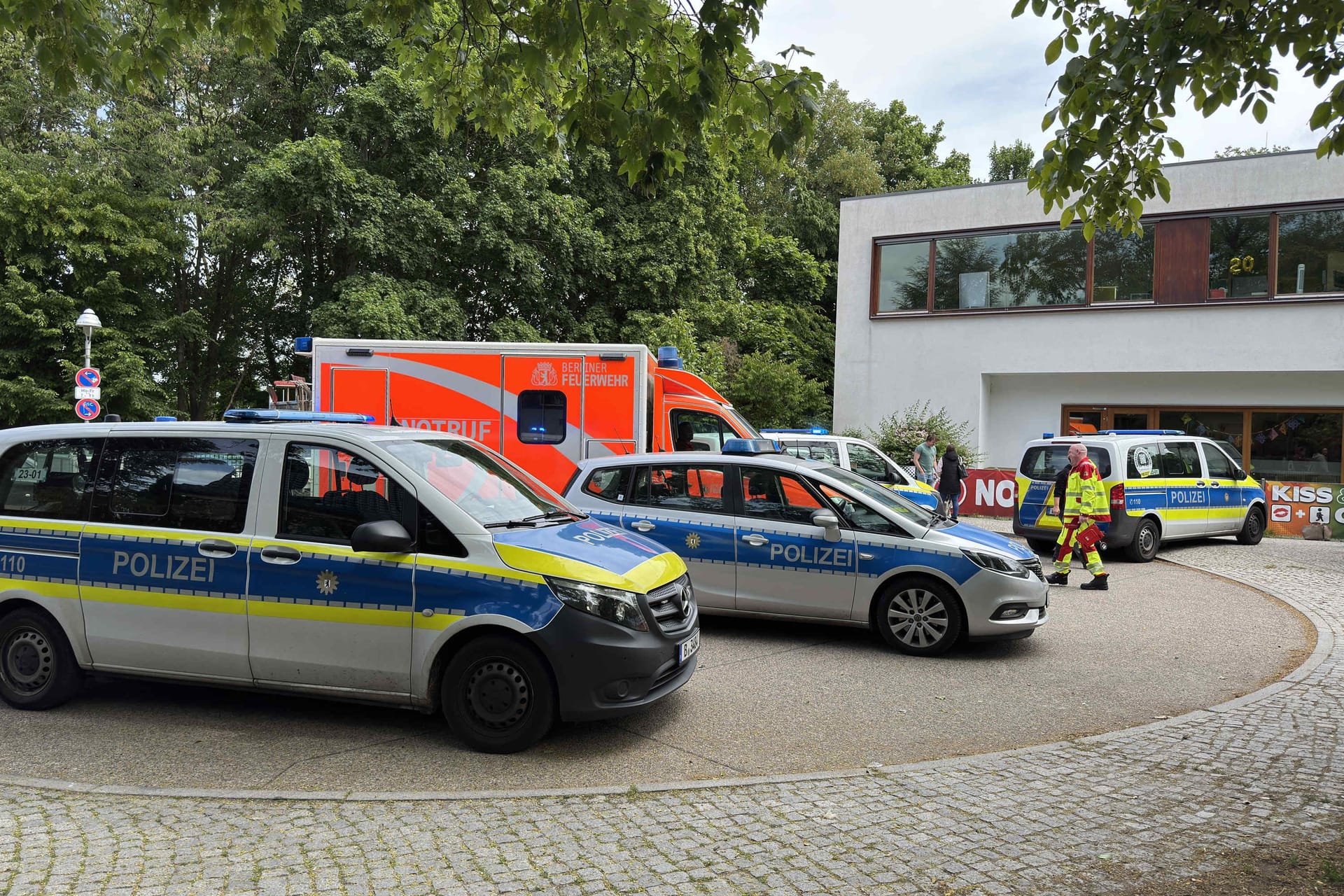 Einsatzkräfte an der Grundschule am Weinmeisterhorn: Die Kinder der Schule wurden am Mittag von ihren Eltern nach einem blutigen Vorfall abgeholt.