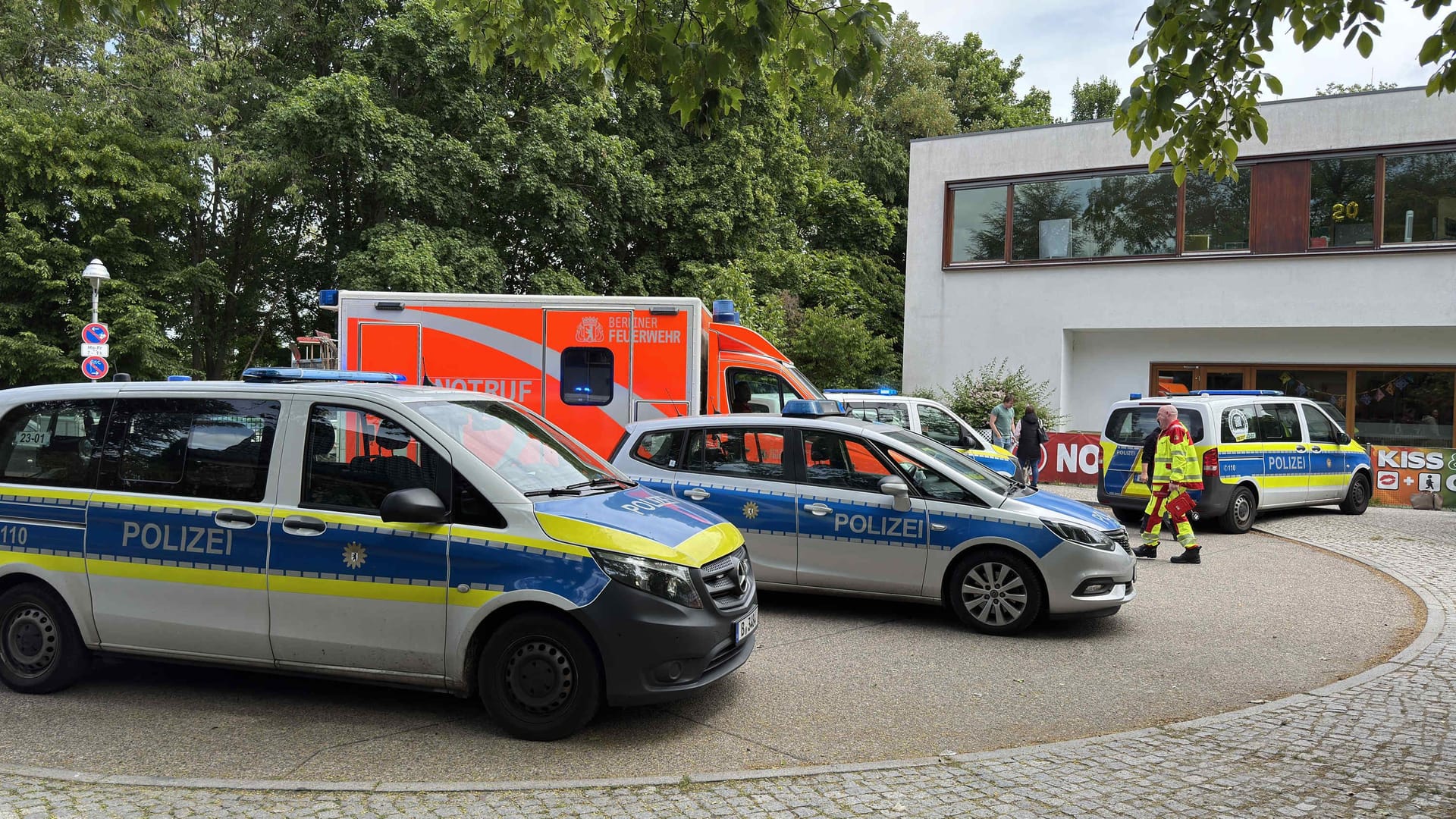 Einsatzkräfte an der Grundschule am Weinmeisterhorn: Die Kinder der Schule wurden am Mittag von ihren Eltern nach einem blutigen Vorfall abgeholt.