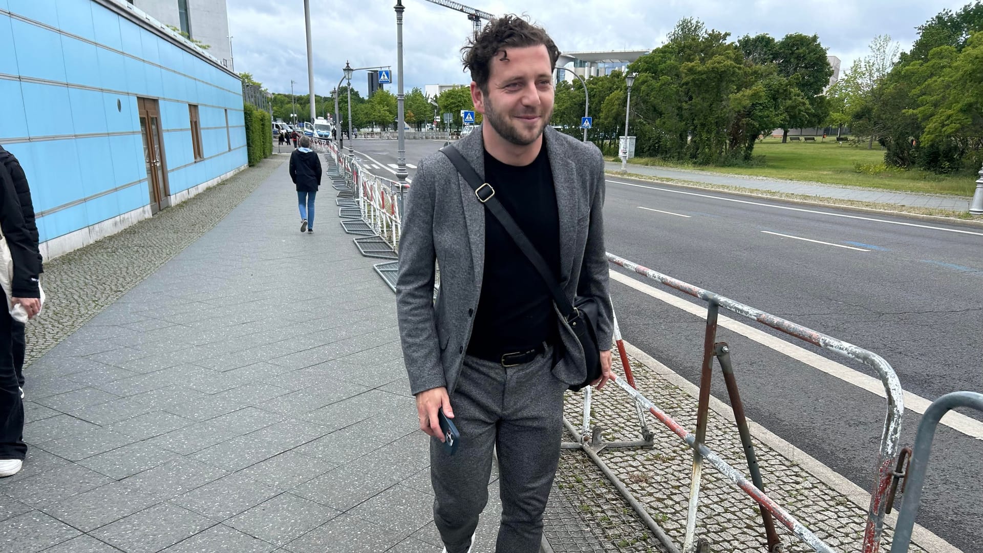 Grünen-Chef Banaszak in Eile, 28. Mai 2025, während des Selenskyi-Besuchs in Berlin Grünen-Chef Banaszak in Eile, 28. Mai 2025, während des Selenskyi-Besuchs in Berlin