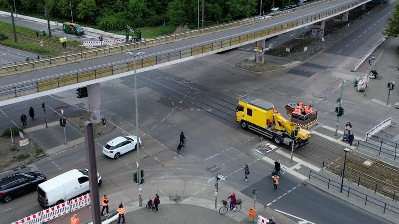 Die Brücke an der Wuhlheide im Ortsteil Oberschöneweide ist bis auf weiteres komplett gesperrt. Wegen Schäden im Tragwerk ist auch der Verkehr einschließlich der Straßenbahnverbindungen unter der Brücke auf der Edisonstraße/Treskowallee untersagt. (zu dpa: «Stau rund um gesperrte Brücke an der Wuhlheide»)