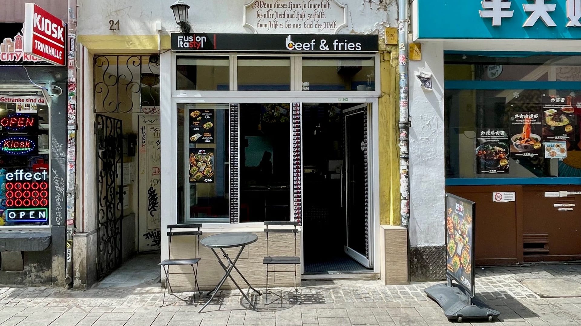 Der Laden in der Düsseldorfer Altstadt: Aus der Pizzeria ist ein "Beef & Fries"-Imbiss geworden.
