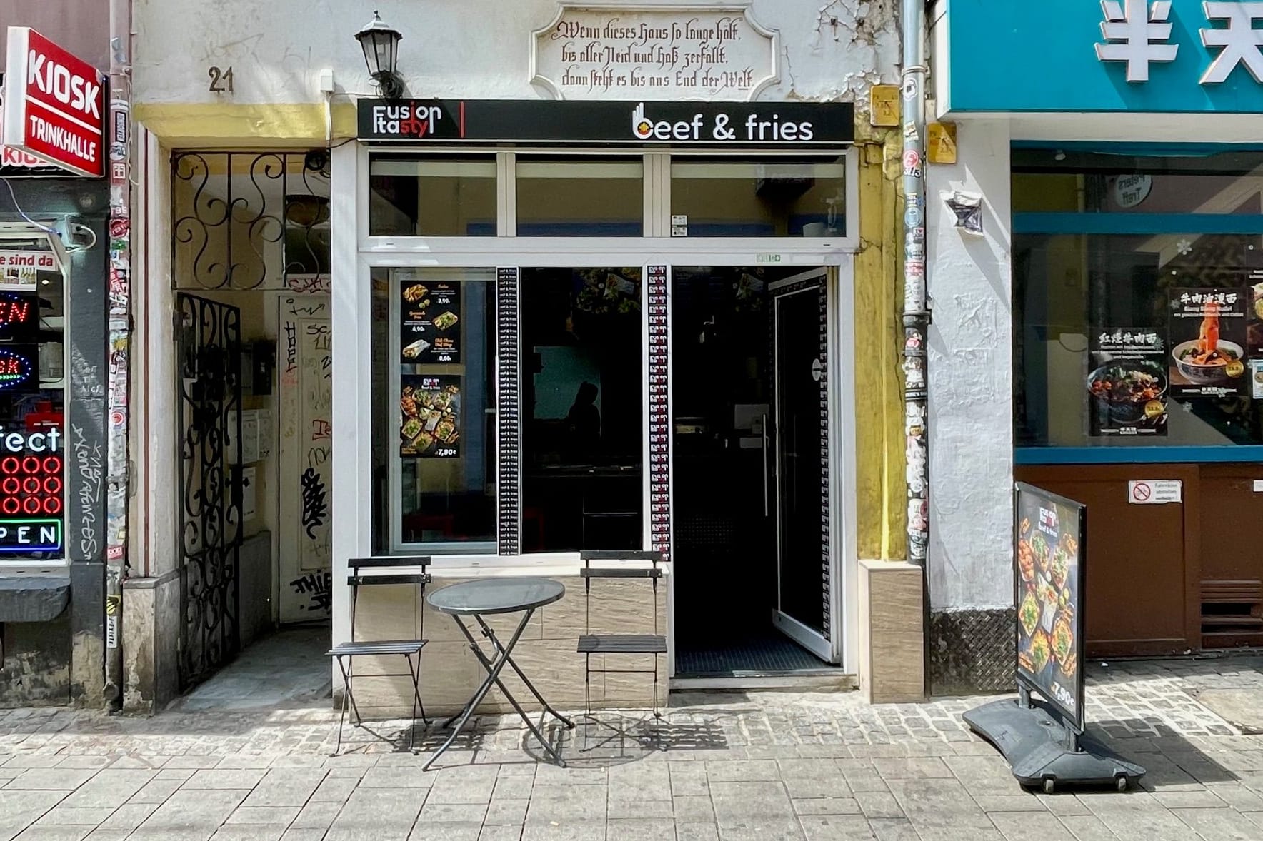 Der Laden in der Düsseldorfer Altstadt: Aus der Pizzeria ist ein "Beef & Fries"-Imbiss geworden.