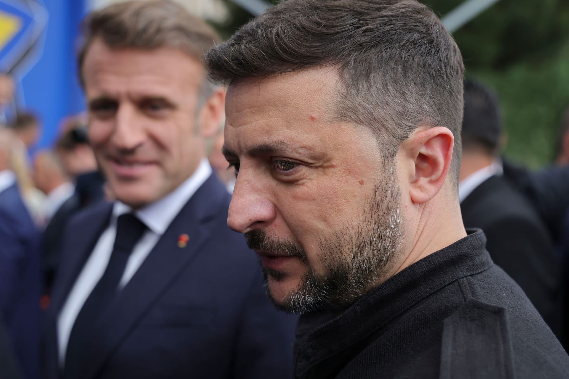 Der ukrainische Präsident Wolodymyr Selenskyj (vorne) und der französische Präsident Emmanuel Macron: Mit Strafmaßnahmen der EU war Russland bisher nicht zum Einlenken zu bewegen.