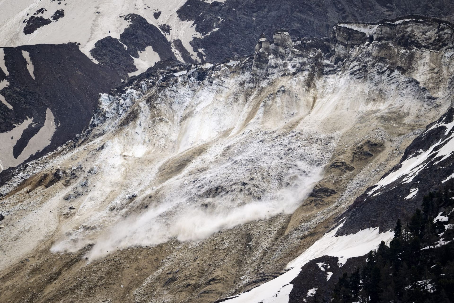 Mehrere Lawinen mit Gletscher-, Schnee- und Nebeltrümmern gingen vom Birchgletscher im Lötschental ab: Jetzt drohen Überschwemmungen.