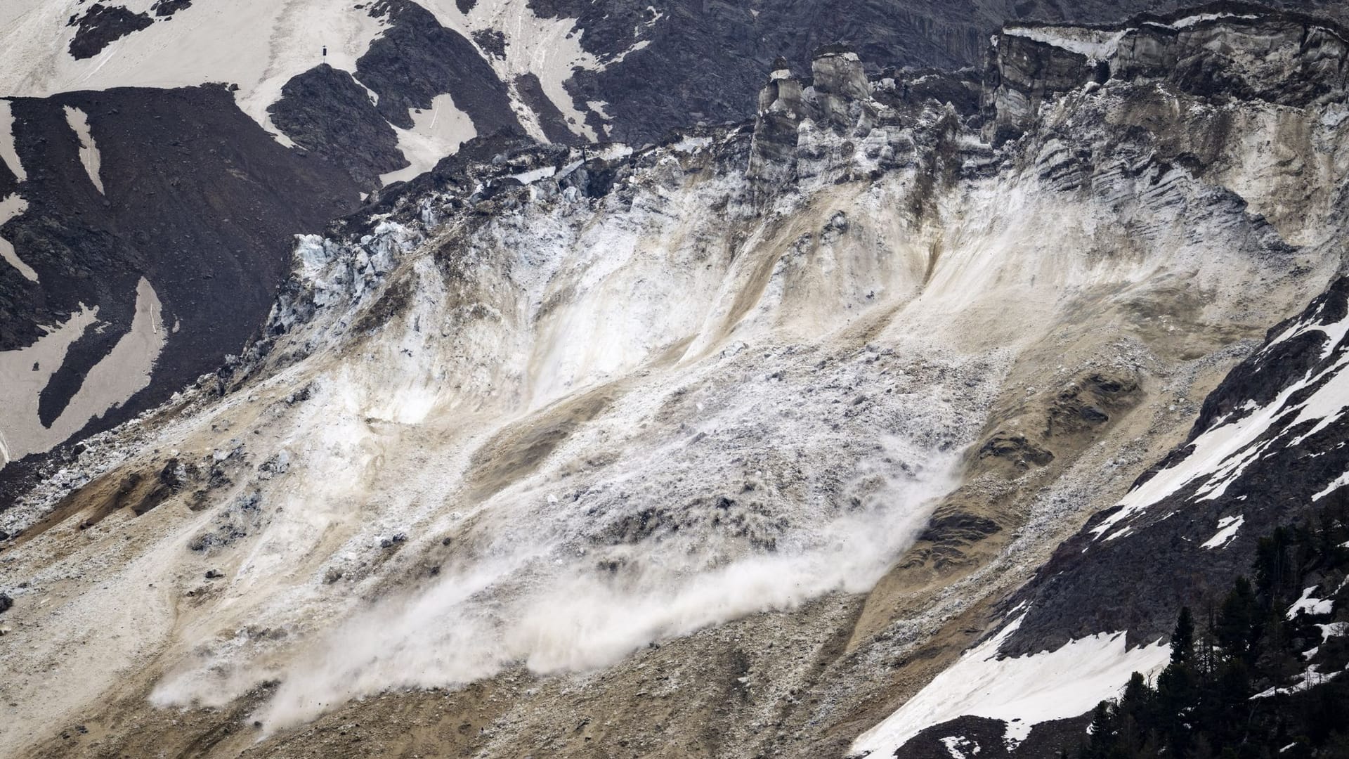 Mehrere Lawinen mit Gletscher-, Schnee- und Nebeltrümmern gingen vom Birchgletscher im Lötschental ab: Jetzt drohen Überschwemmungen.