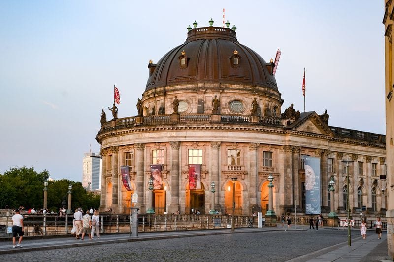 Das Bode-Museum mit dem Münzkabinett und die Monbijoubrücke am Abend in Berlin. (zu dpa: «Bode-Museum und Altes Museum öffnen wieder dienstags»)