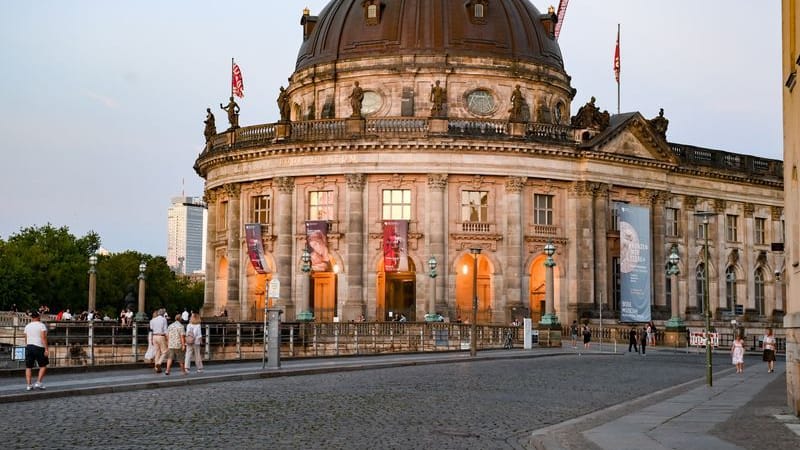 Das Bode-Museum mit dem Münzkabinett und die Monbijoubrücke am Abend in Berlin. (zu dpa: «Bode-Museum und Altes Museum öffnen wieder dienstags»)