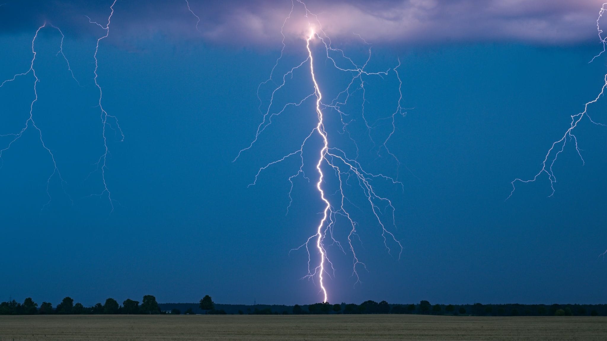 Brandenburg, Petersdorf: Blitze am Abendhimmel: Vorbote stürmischer Tage, bevor sommerliche Temperaturen einen Wetter-Umschwung in Deutschland einläuten.