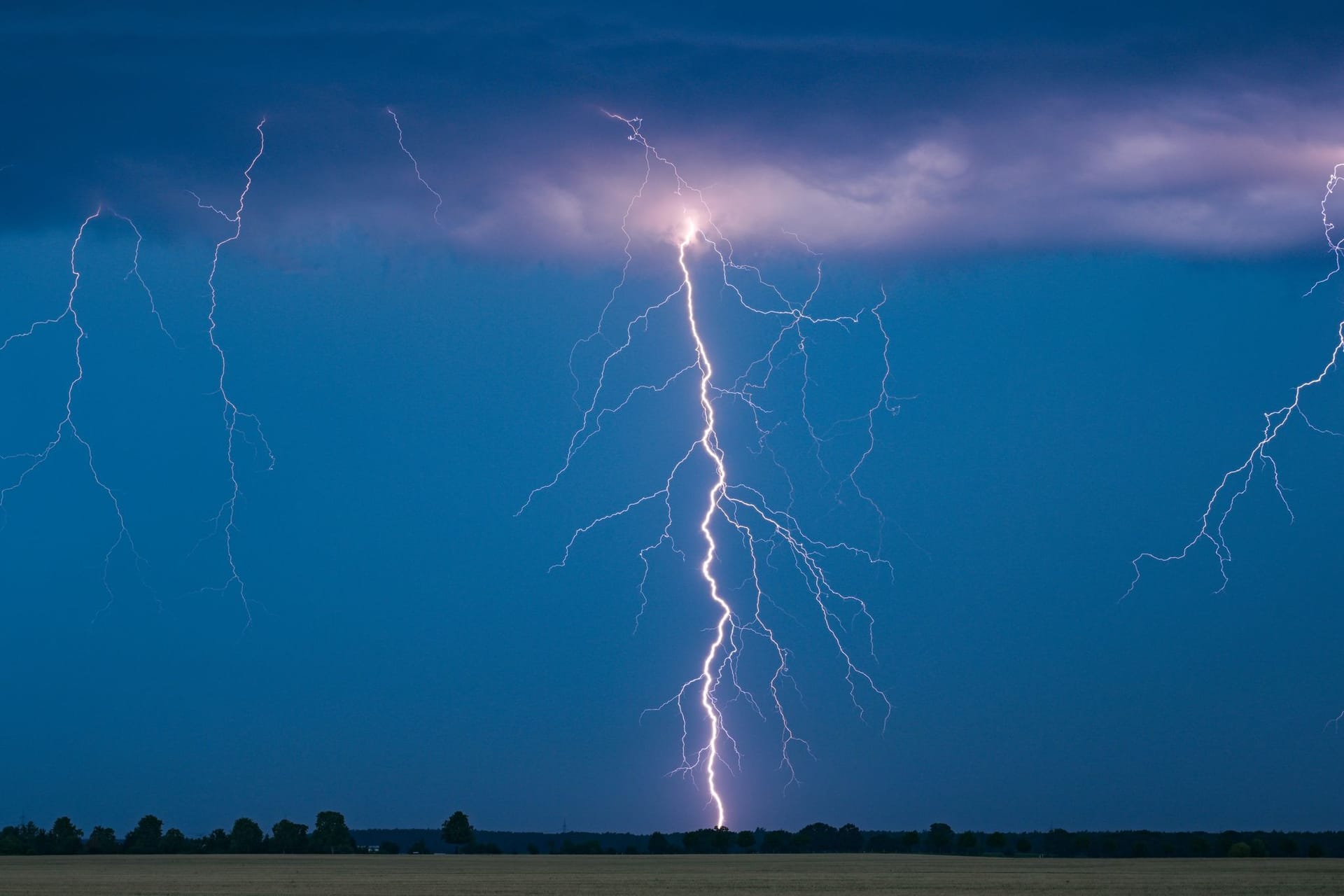 Brandenburg, Petersdorf: Blitze am Abendhimmel: Vorbote stürmischer Tage, bevor sommerliche Temperaturen einen Wetter-Umschwung in Deutschland einläuten.