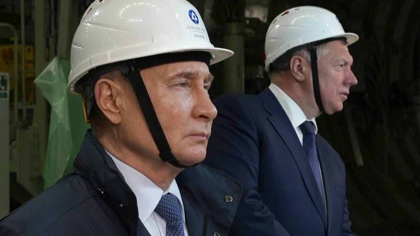 Russlands Machthaber Putin (l.) bei einem Besuch des Atomkraftwerks Kursk II.