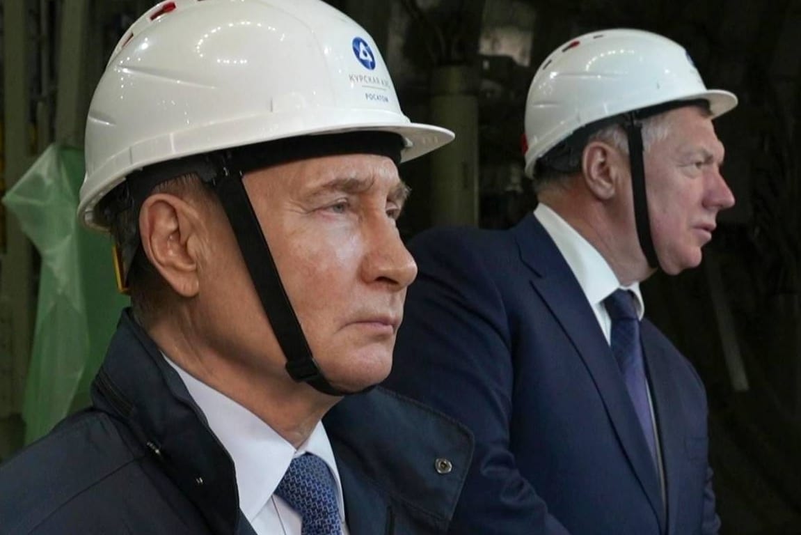 Russlands Machthaber Putin (l.) bei einem Besuch des Atomkraftwerks Kursk II.