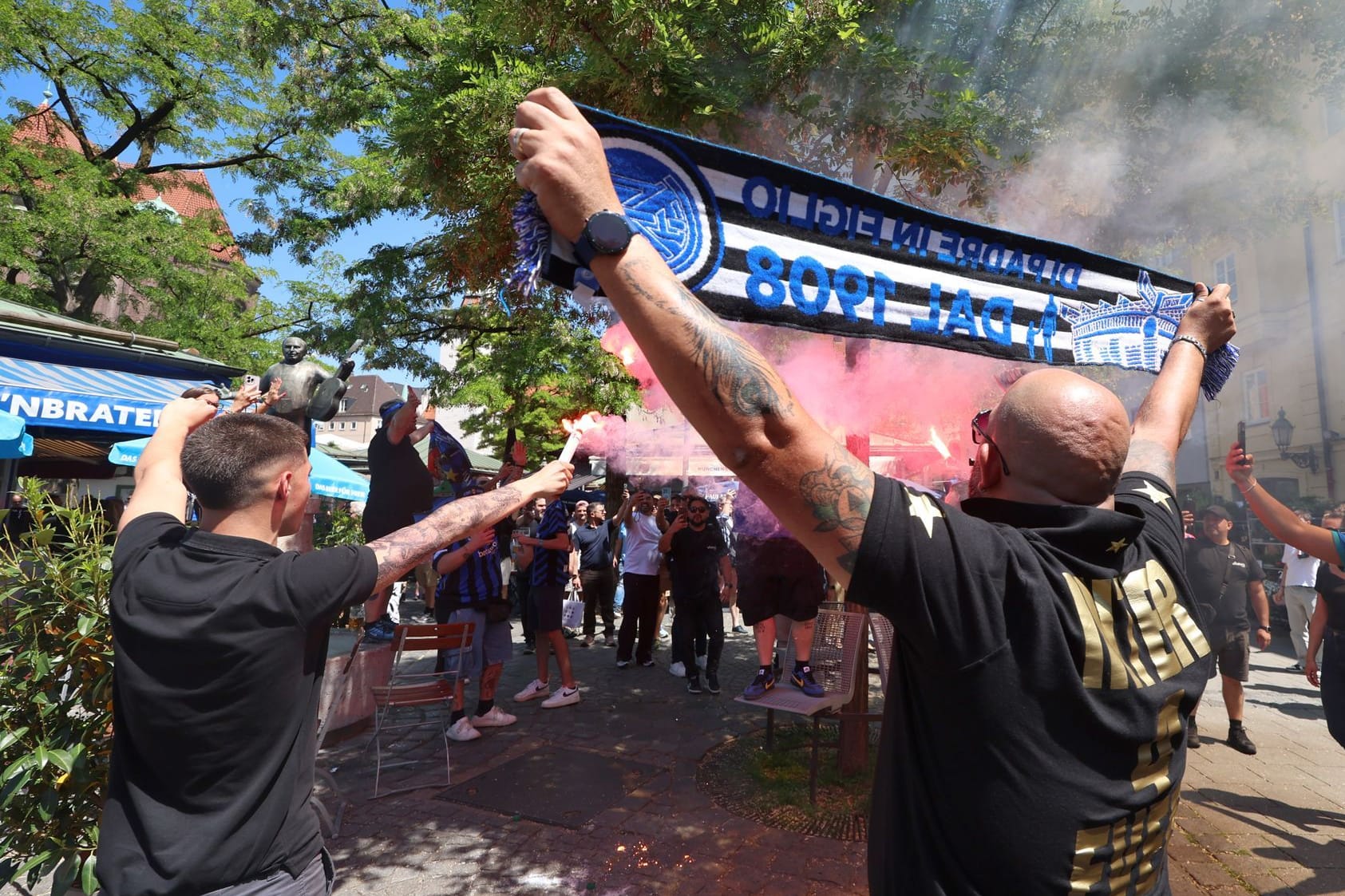Ausnahmezustand in München: Fans von Inter Mailand feiern auf dem Viktualienmarkt mit Pyrotechnik.