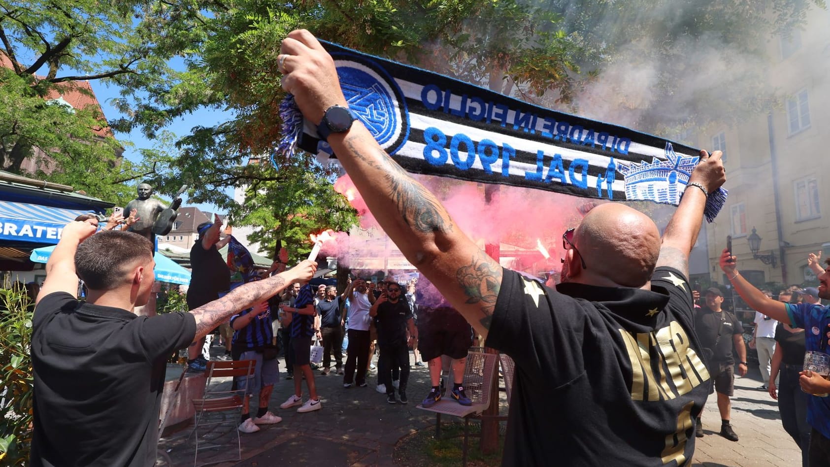 Ausnahmezustand in München: Fans von Inter Mailand feiern auf dem Viktualienmarkt mit Pyrotechnik.