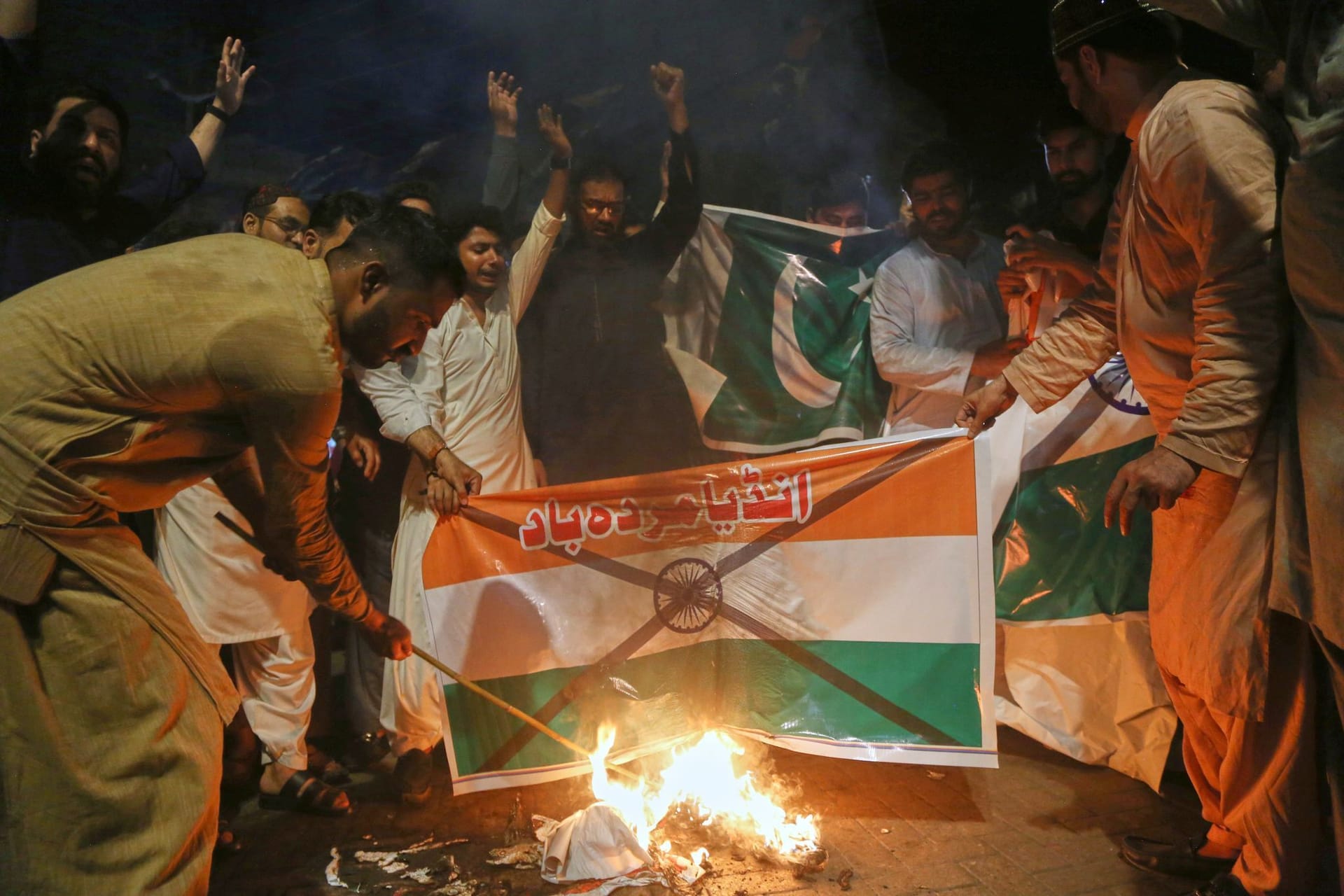 Pakistaner verbrennen eine indische Flagge. Hass und Ablehnung sind auf beiden Seiten der Grenze groß.