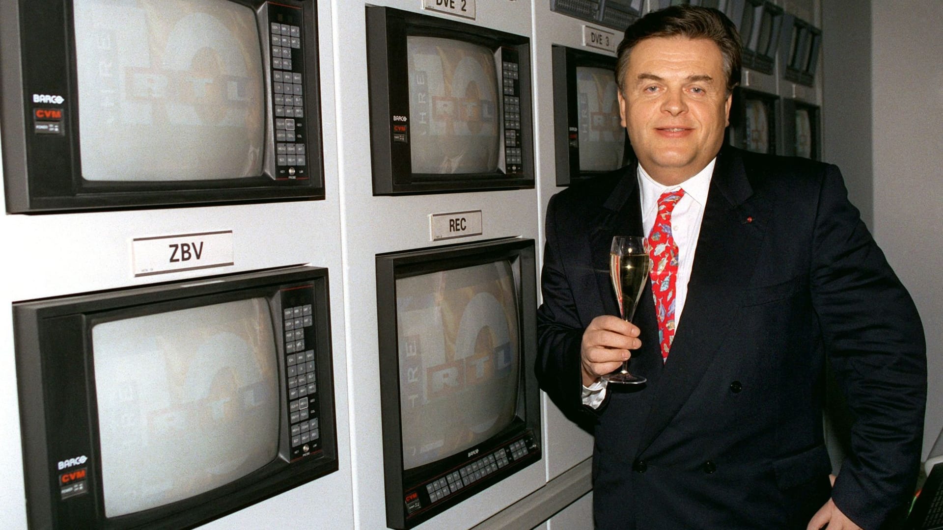 Helmut Thomas: Hier posiert er 1993 im Senderaum von RTL.