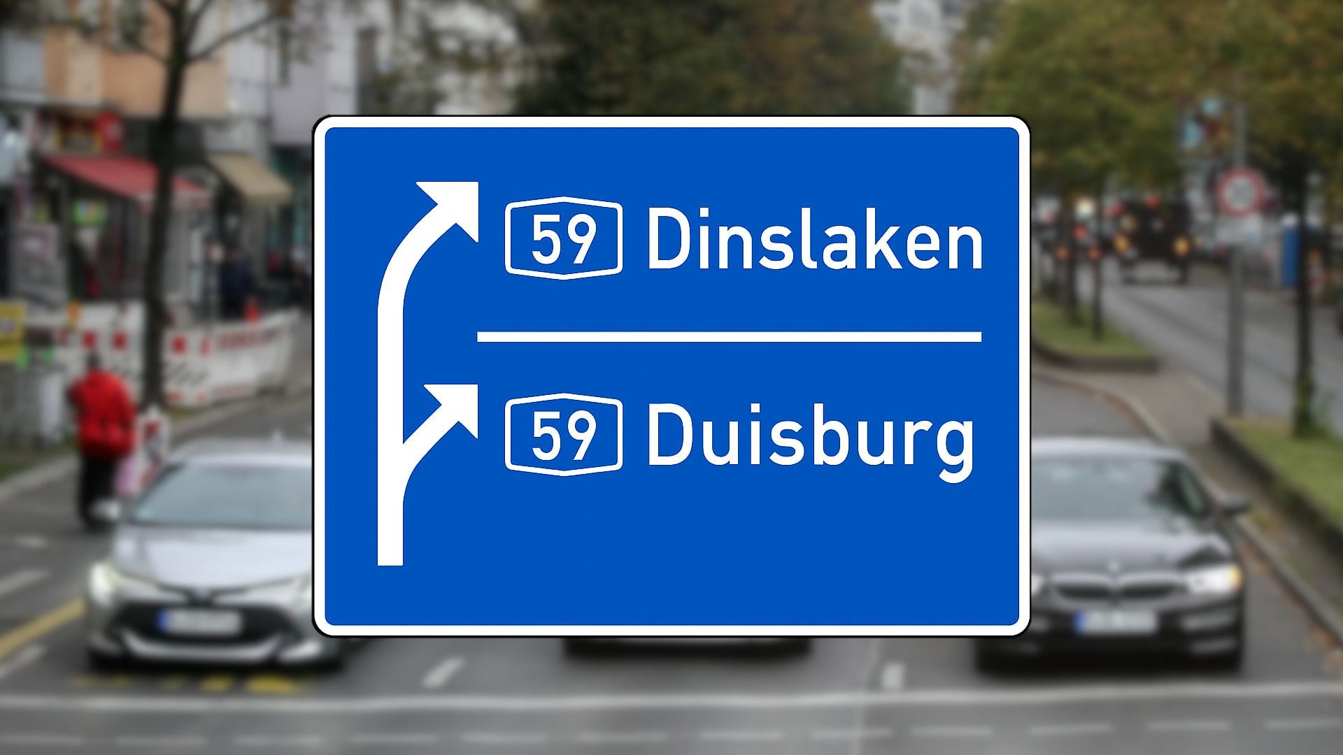 Kleiner Hinweis, große Wirkung: Der schwarze Strich auf Ausfahrtschildern zeigt, wie sich die Fahrspuren nach dem Abbiegen aufteilen.