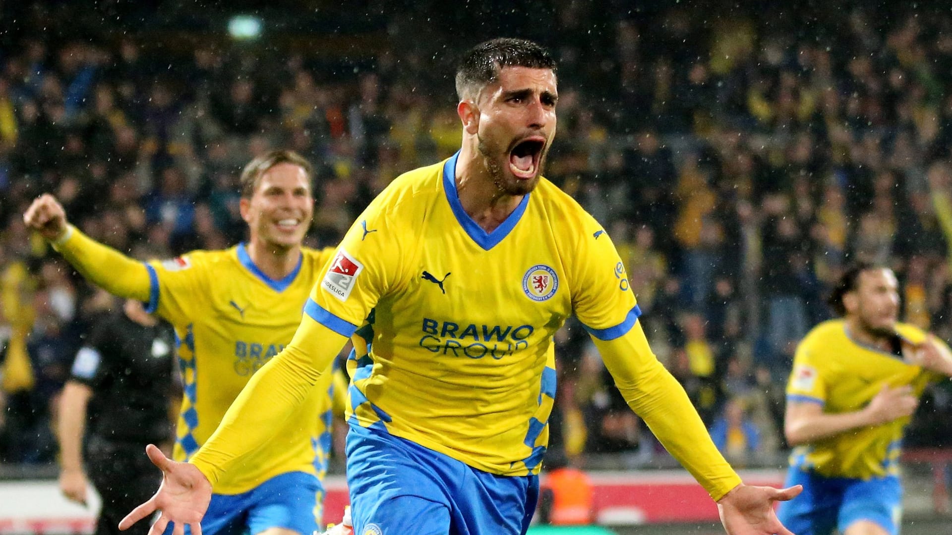 Braunschweigs Fabio Di Michele Sanchez beim Torjubel am Dienstagabend im Eintracht-Stadion: Die Niedersachsen bleiben in Liga 2. Braunschweigs Fabio Di Michele Sanchez beim Torjubel am Dienstagabend im Eintracht-Stadion: Die Niedersachsen bleiben in Liga 2.