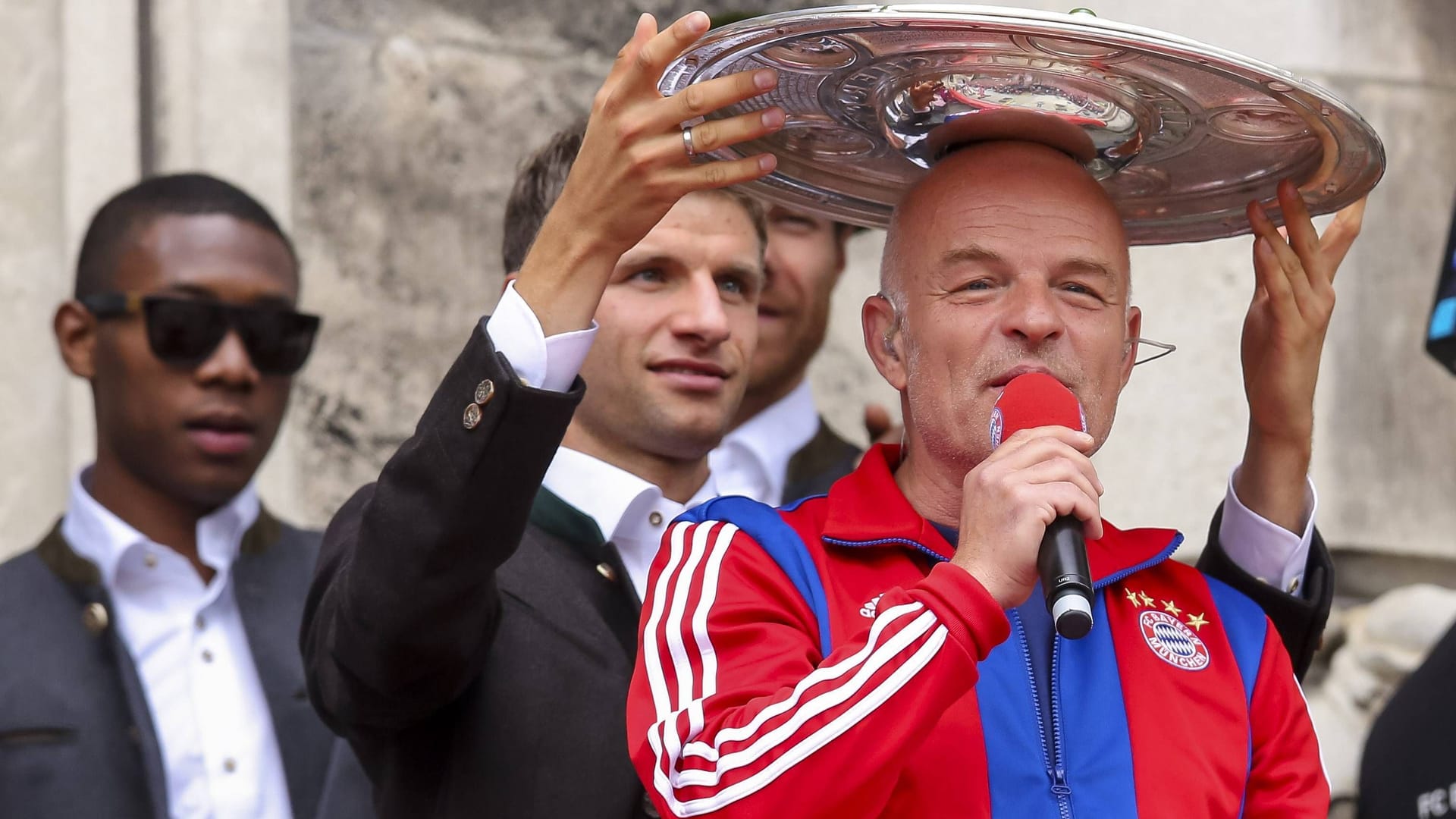 Stephan Lehmann (l.) und Thomas Müller: Der Bayernstar platzierte die Meisterschale im Mai 2015 auf der Glatze des Kult-Stadionsprechers.