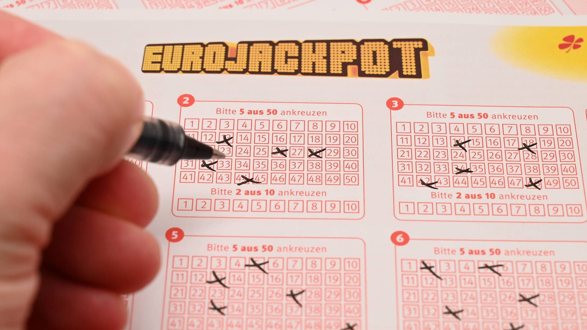 Spieler füllt einen Eurojackpot-Spielschein. (Symbolfoto)