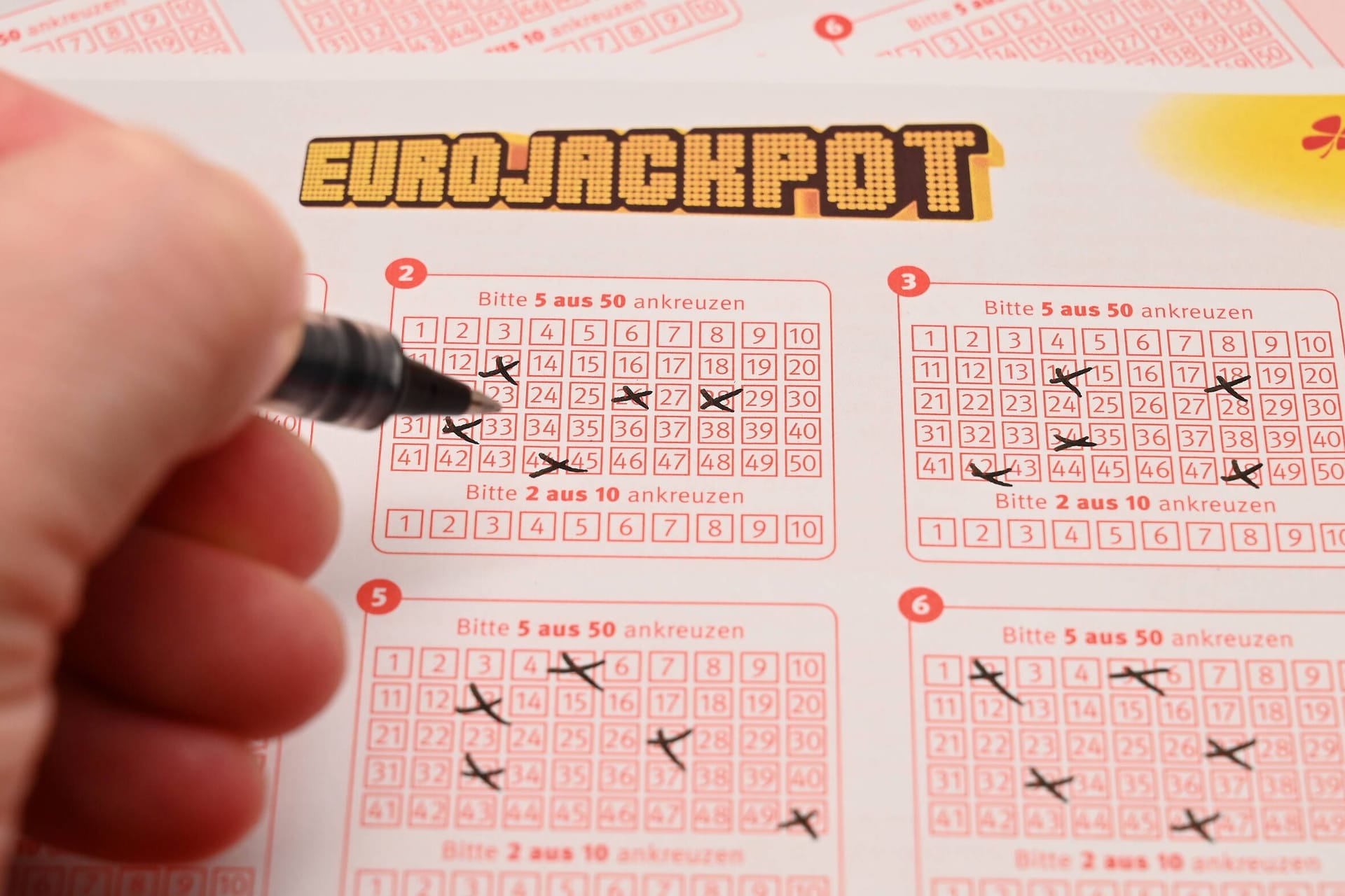 Spieler füllt einen Eurojackpot-Spielschein. (Symbolfoto)
