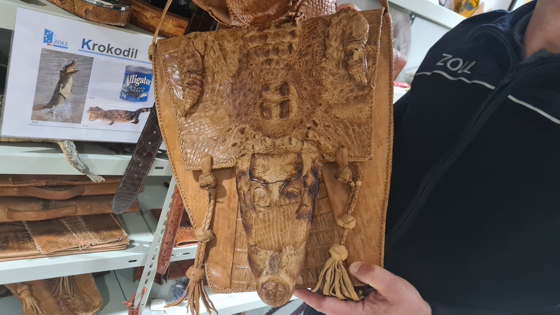 Eine Handtasche mit eingearbeitetem Krokodilkopf: In der "Kammer des Schreckens" scheint es nichts zu geben, was es nicht gibt.