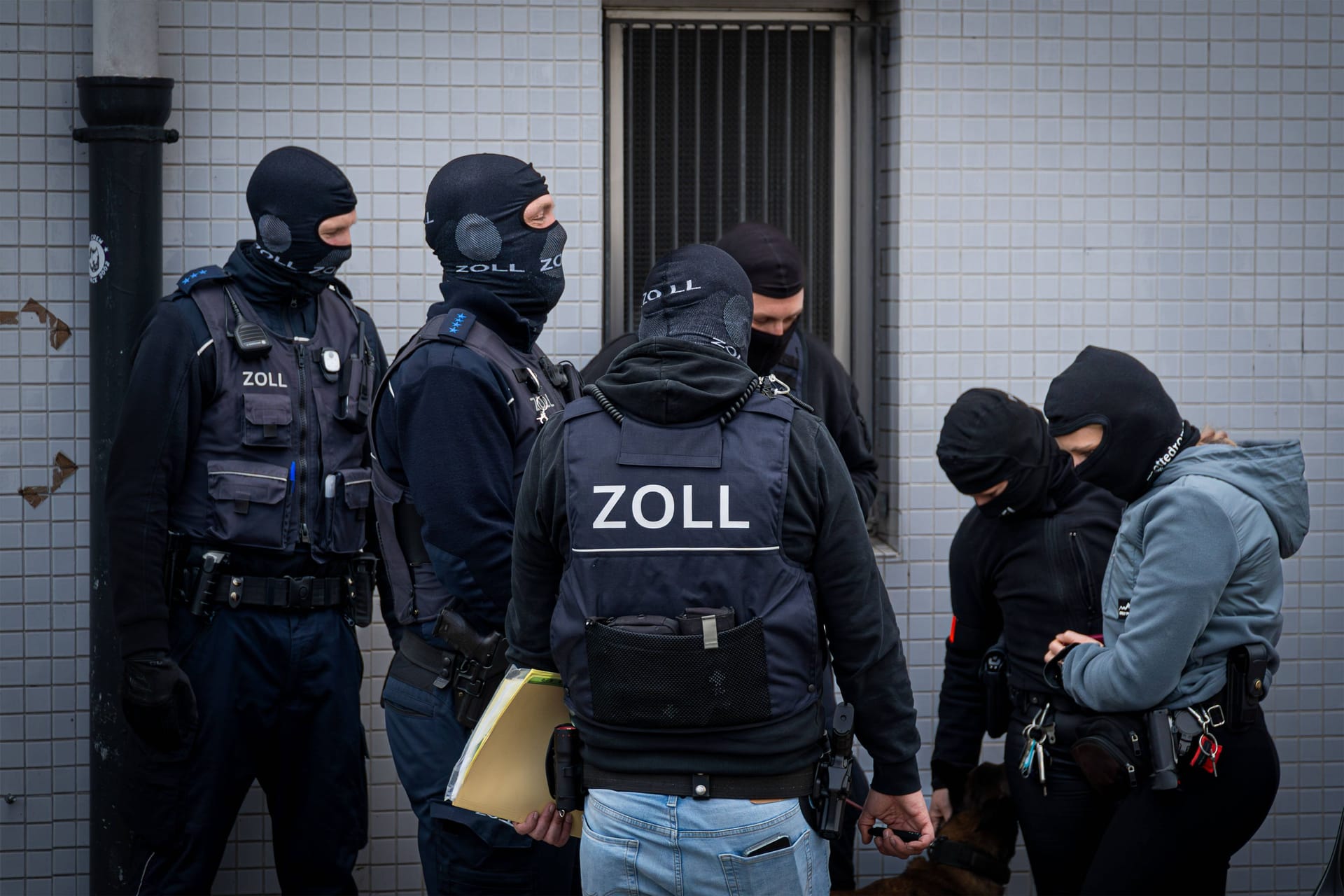Zollbeamte im Einsatz (Archivbild): Unter anderem in Berlin wurden mehrere Adressen durchsucht.