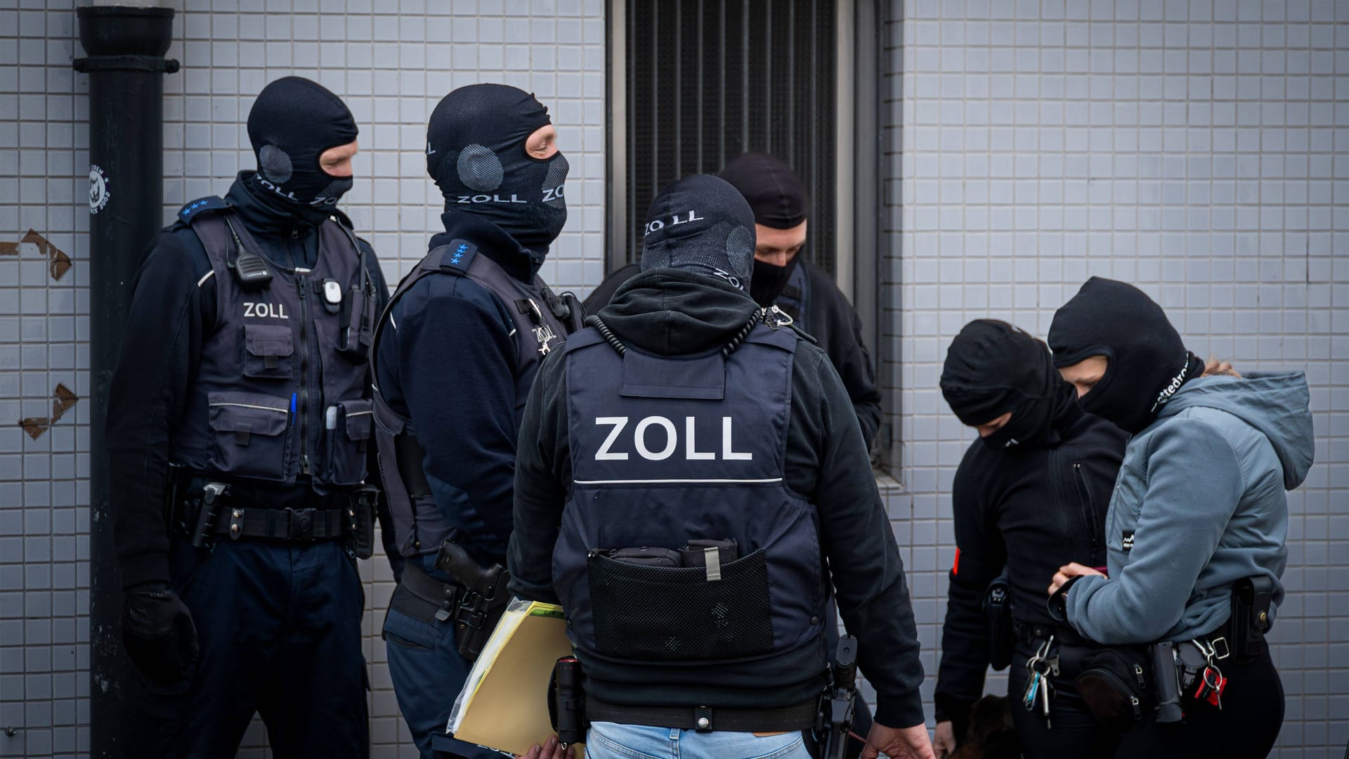 Zollbeamte im Einsatz (Archivbild): Unter anderem in Berlin wurden mehrere Adressen durchsucht. Zollbeamte im Einsatz (Archivbild): Unter anderem in Berlin wurden mehrere Adressen durchsucht.