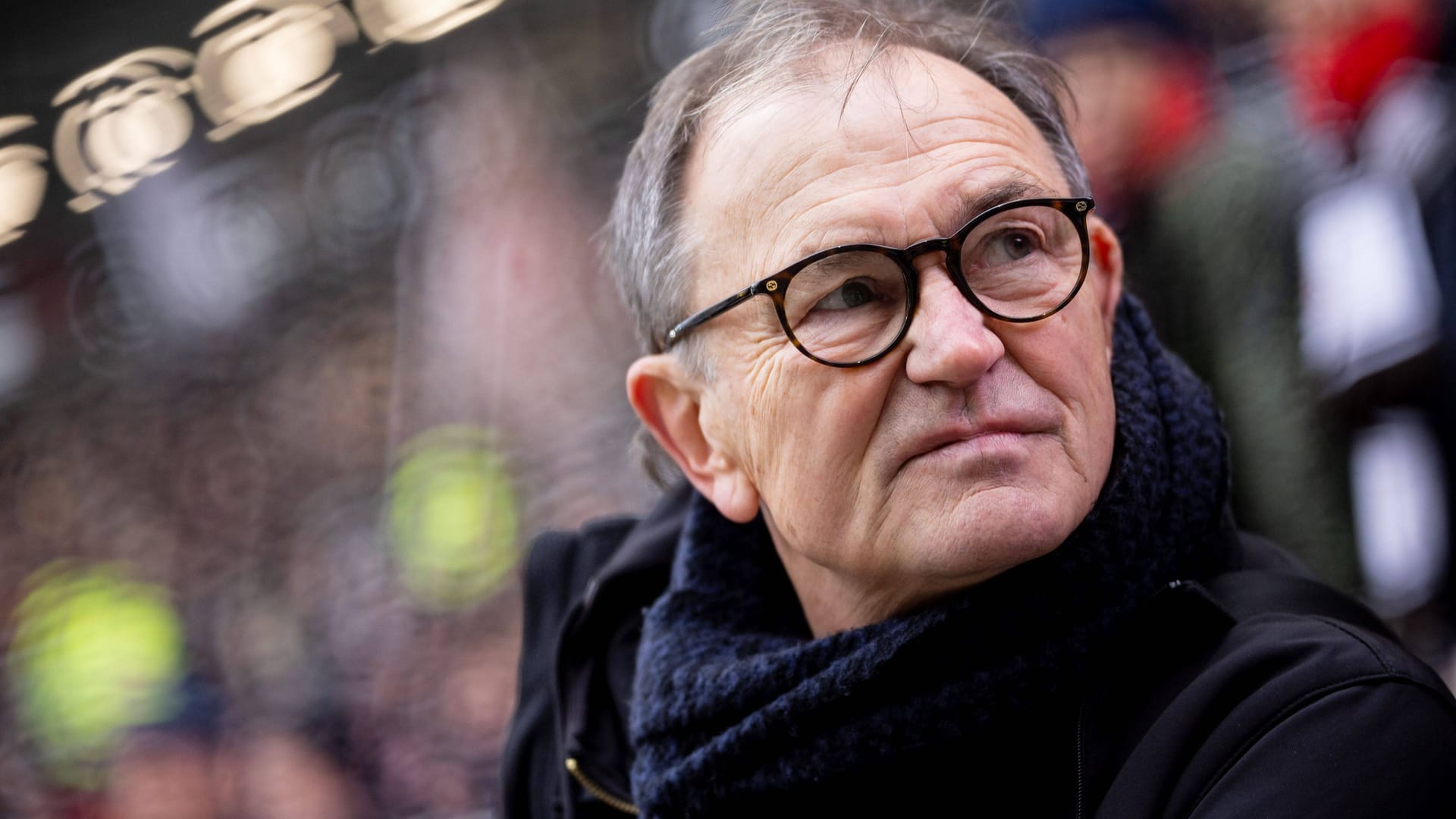 Der frühere Trainer Ewald Lienen (Archivfoto): Er freute sich über den HSV-Aufstieg, sah an der Sky-Berichterstattung aber auch manches kritisch.