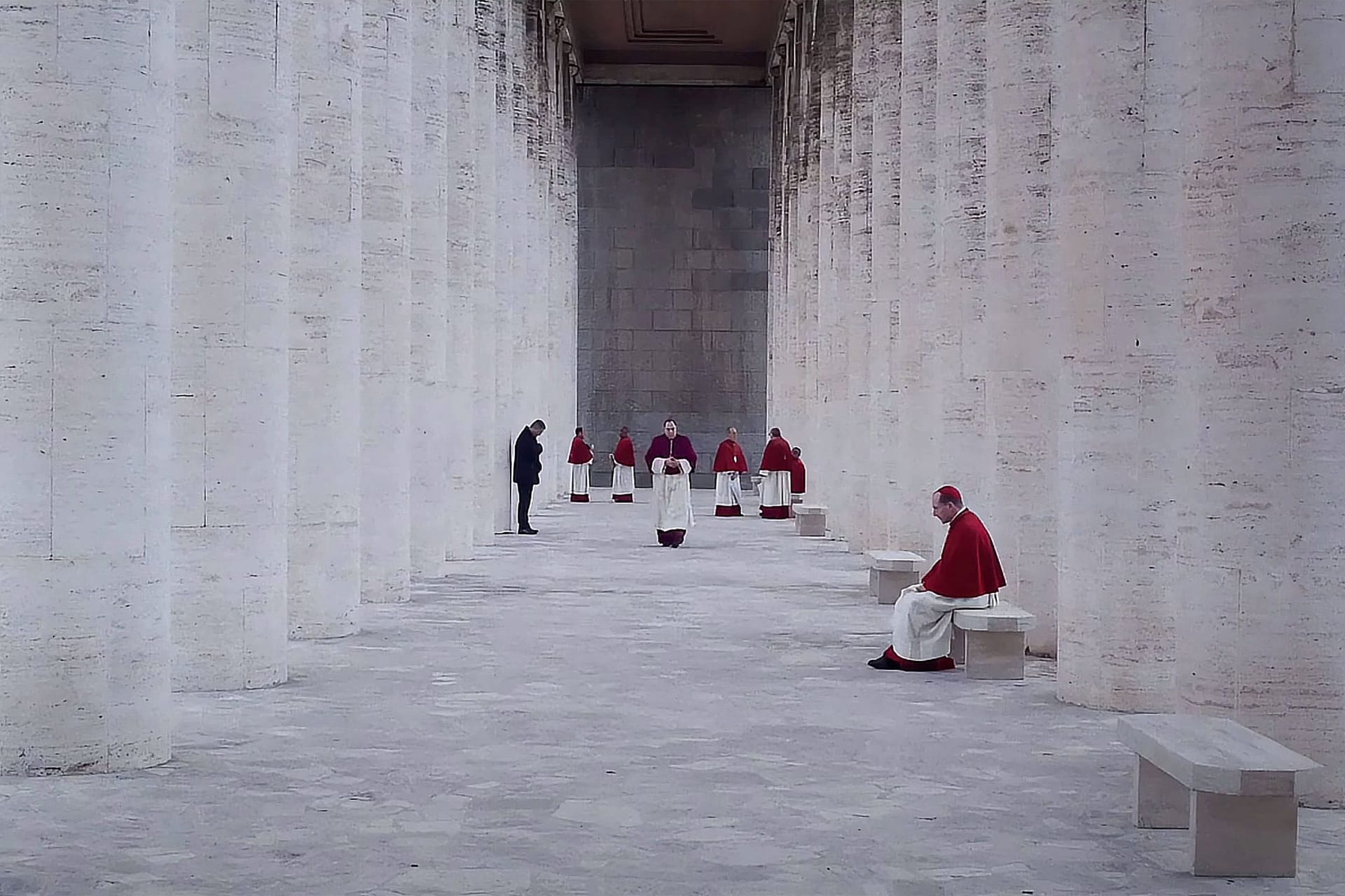 Eine Szene aus dem Film "Konklave": Der Ablauf der Papstwahl unterliegt einem strengen Plan.