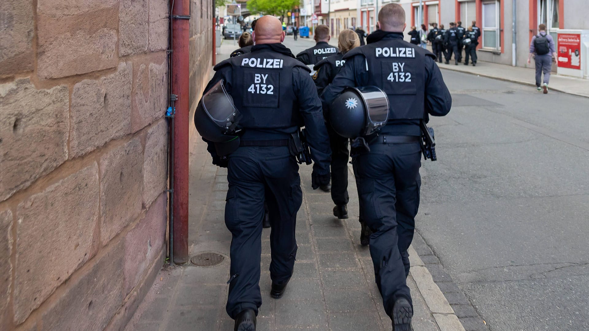 Polizisten im Einsatz (Archivbild): Bei der Demo am Montag in Nürnberg versuchte die Polizei die verschiedenen politischen Lager voneinander zu trennen.