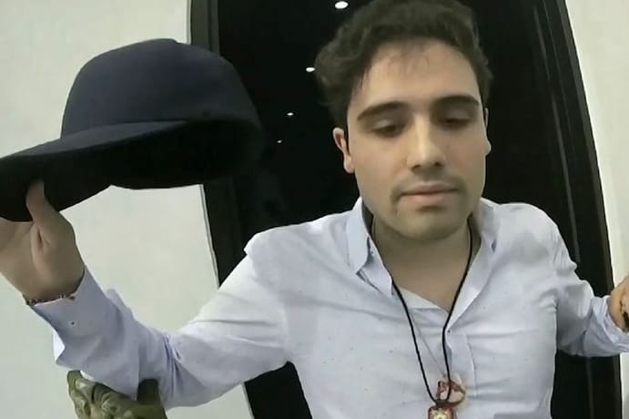 Ovidio Guzmán, Sohn des früheren Drogenbosses "El Chapo", bei seiner Überstellung in die USA (Archivbild).