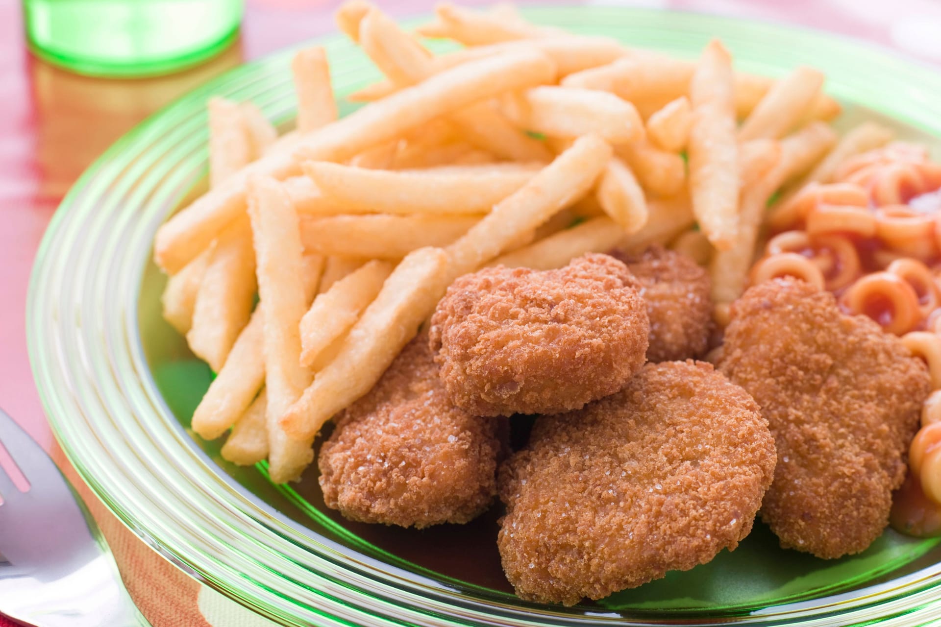 Chicken-Nuggets oder Schnitzel mit Pommes: In vielen Restaurants stehen diese Gerichte auf der Kinderkarte.