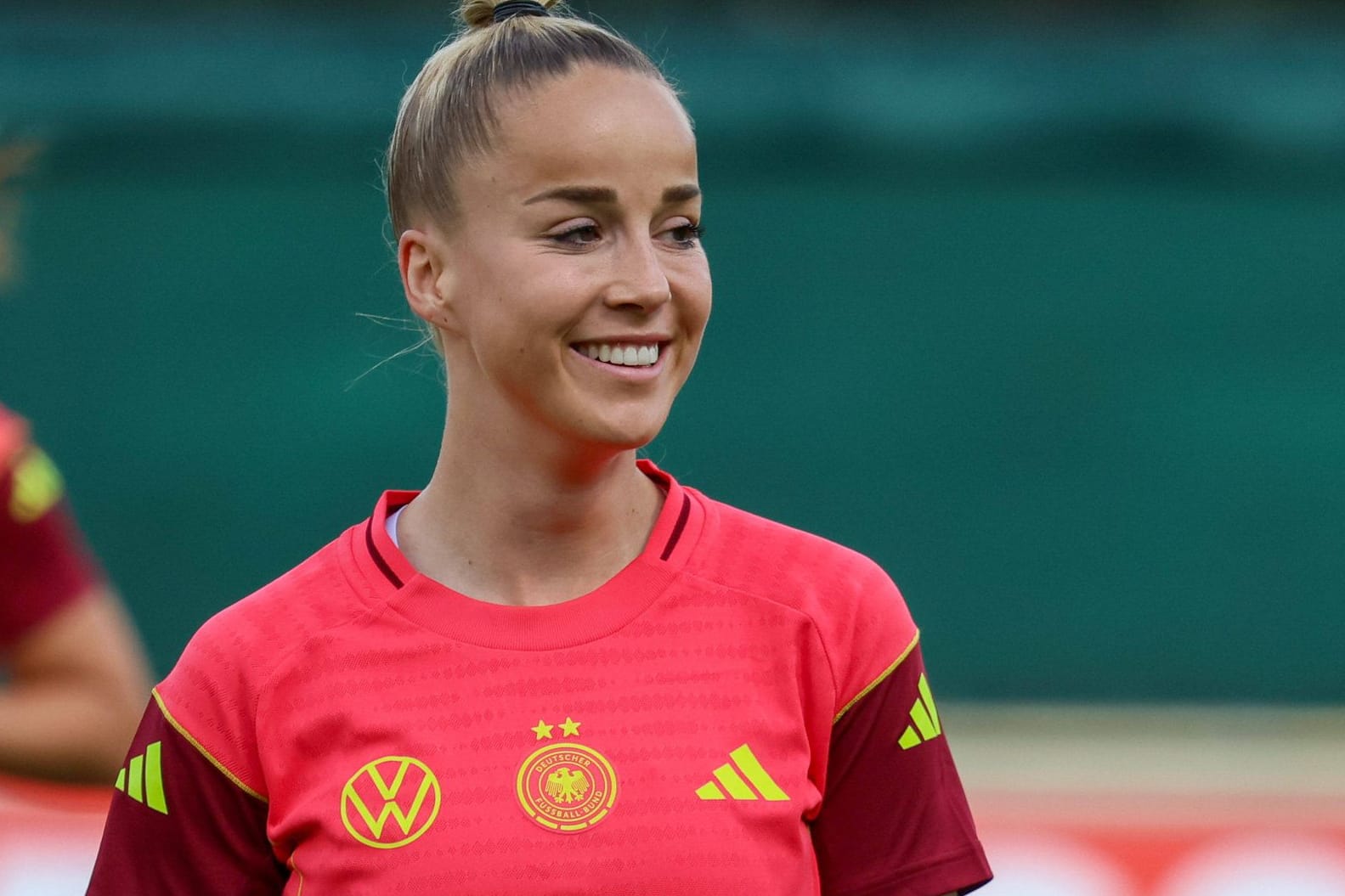 Giulia Gwinn: Die Nationalspielerin hat zusammen mit einem Journalisten ein Buch geschrieben.