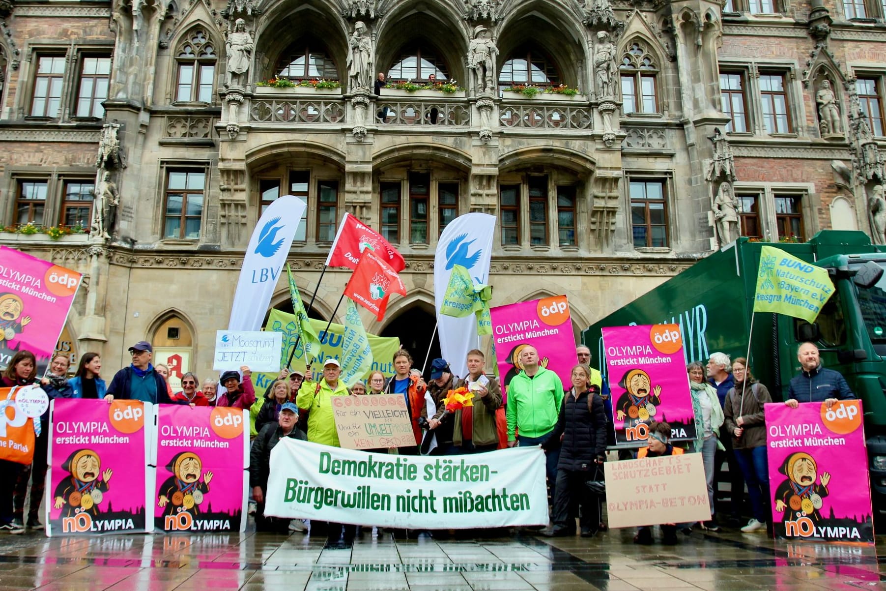 Vor dem Rathaus demonstrieren auf dem Marienplatz Gegner und Befürworter für die Bewerbung der Stadt um die Olympischen Spiele.