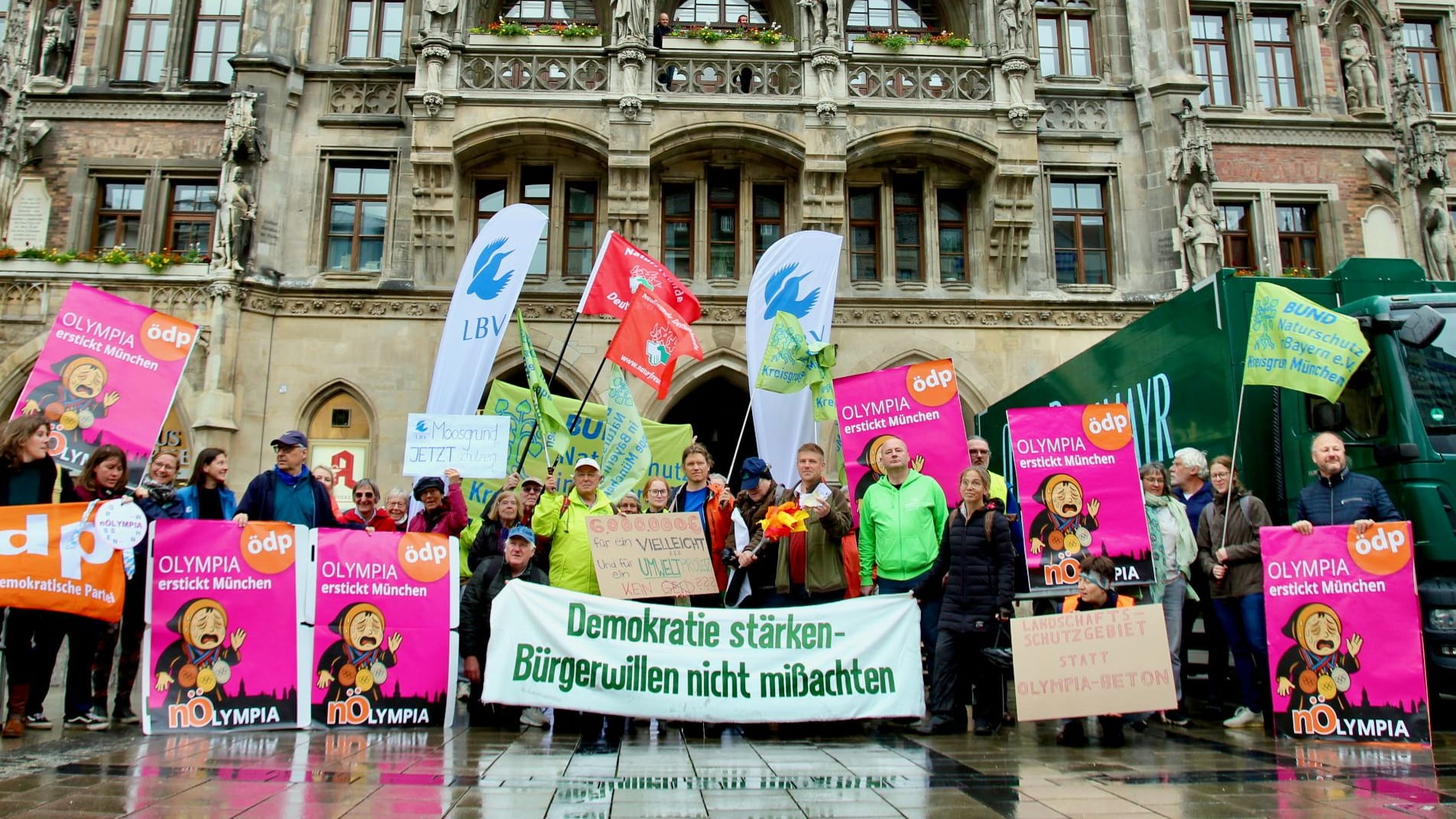 Vor dem Rathaus demonstrieren auf dem Marienplatz Gegner und Befürworter für die Bewerbung der Stadt um die Olympischen Spiele. Vor dem Rathaus demonstrieren auf dem Marienplatz Gegner und Befürworter für die Bewerbung der Stadt um die Olympischen Spiele.