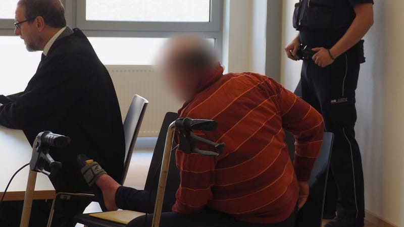 Der Angeklagte nahm das Urteil gefasst auf: Er sitzt derzeit in Untersuchungshaft und wurde in einem Rollstuhl in den Gerichtssaal gefahren. Der Angeklagte nahm das Urteil gefasst auf: Er sitzt derzeit in Untersuchungshaft und wurde in einem Rollstuhl in den Gerichtssaal gefahren.