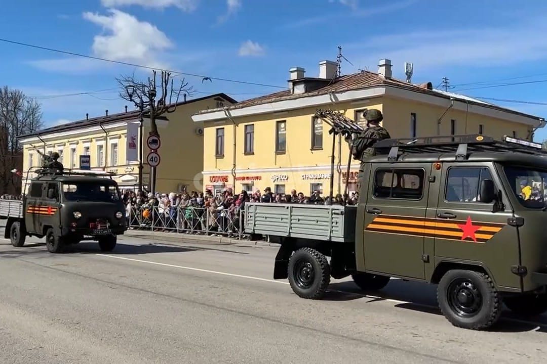 Ein UAZ Buchanka mit montierten Sturmgewehren: Abseits der großen Moskauer Militärparade muss Russland offenbar kreativ sein, um Kriegsgerät präsentieren zu können.