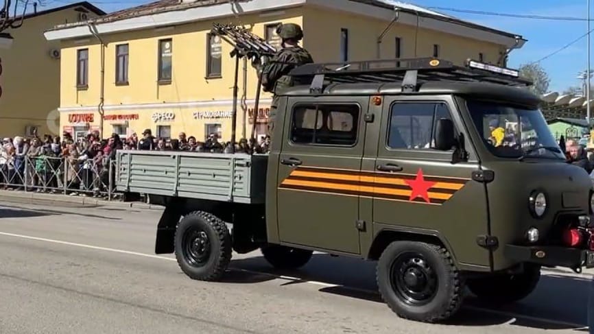 Ein UAZ Buchanka mit montierten Sturmgewehren: Abseits der großen Moskauer Militärparade muss Russland offenbar kreativ sein, um Kriegsgerät präsentieren zu können.