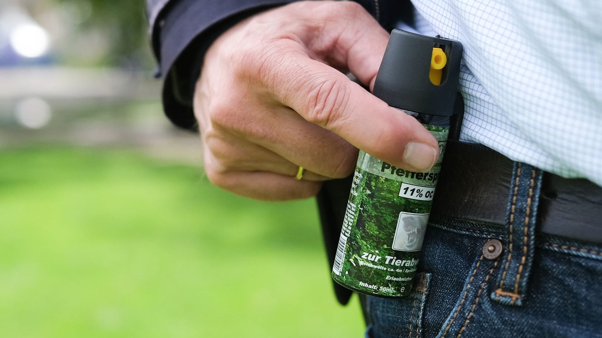 Ein Pfefferspray ist an einem Gürtel befestigt Ein Pfefferspray ist an einem Gürtel befestigt