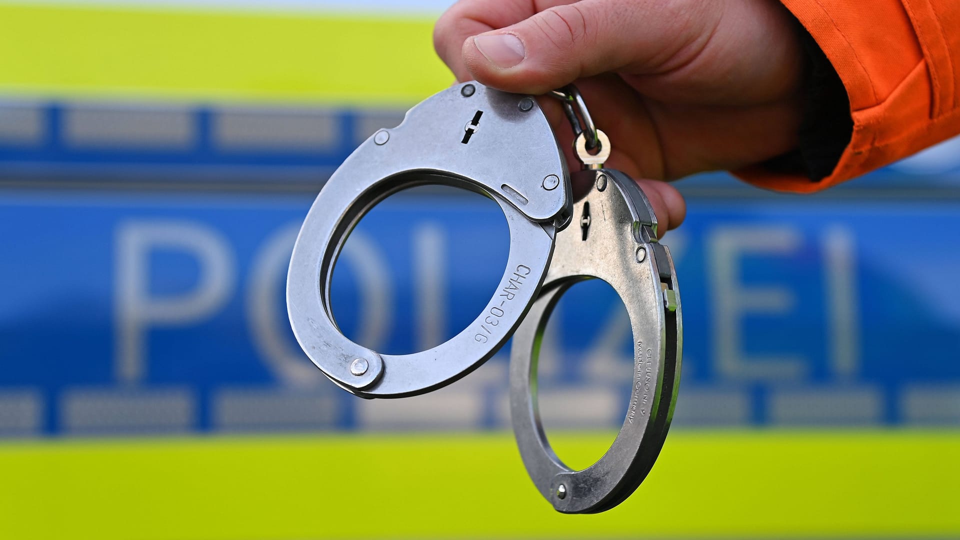 Eine Person hält Handschellen (Symbolbild): Die Polizei nahm drei betrunkene Randalierer in Salzgitter in Gewahrsam. Eine Person hält Handschellen (Symbolbild): Die Polizei nahm drei betrunkene Randalierer in Salzgitter in Gewahrsam.