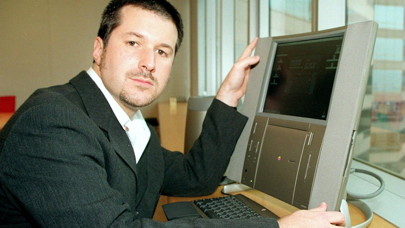 Jonathan Ive im Jahr 1997: Er zeigt das Twentieth Anniversary Macintosh Computermodell.