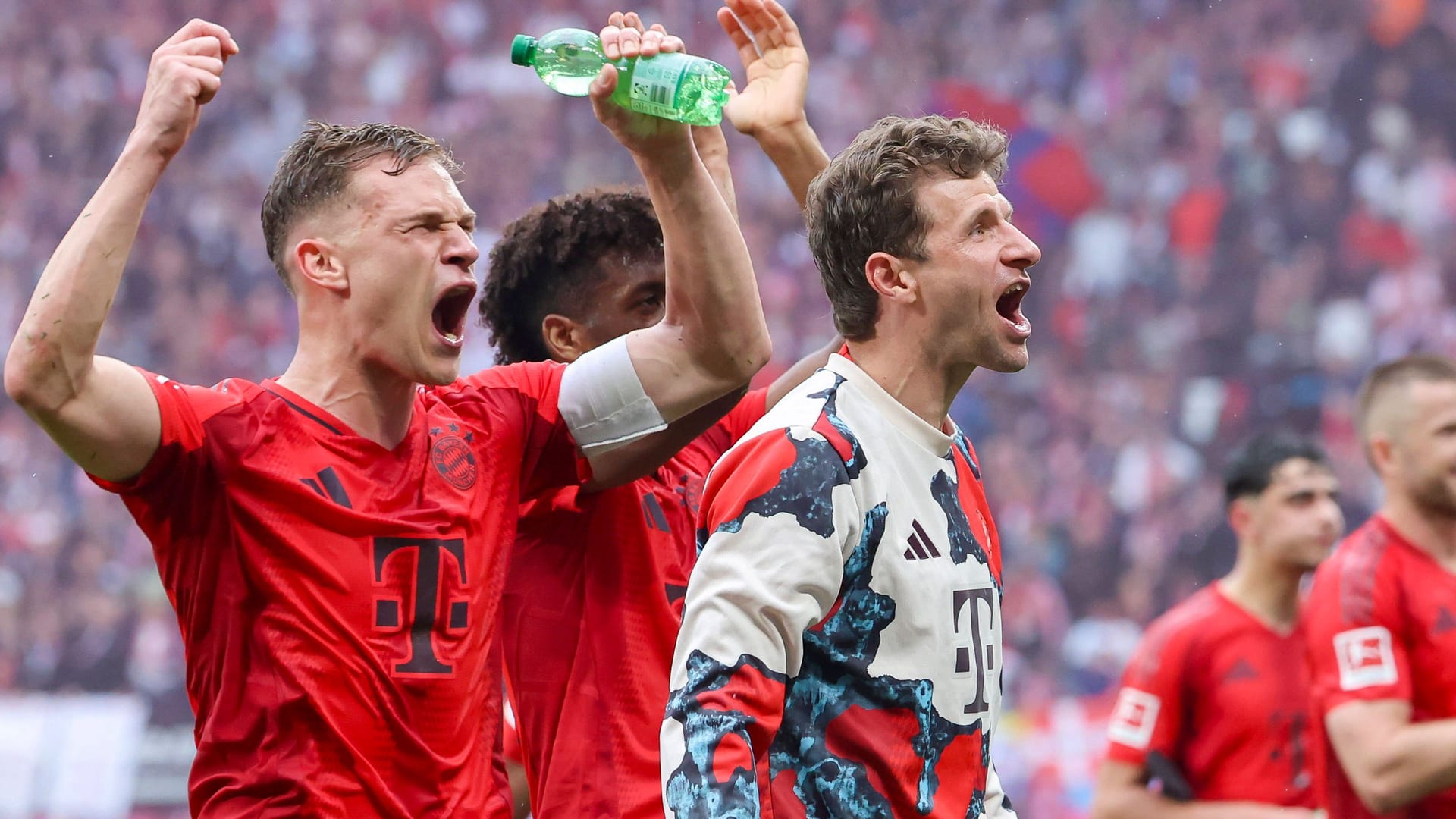 Thomas Müller (r.) neben Joshua Kimmich: Der Vizekapitän geht seinem Ende in München entgegen.
